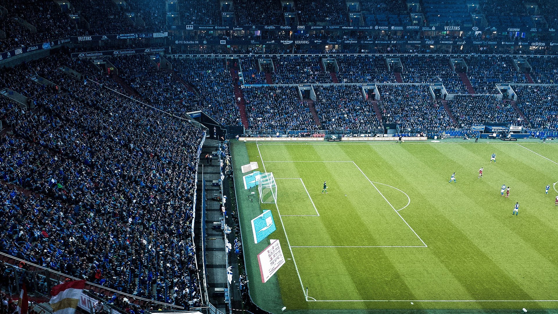 赛道上的毫厘之争，拉塞尔高光表现助迈凯伦险胜威廉姆斯